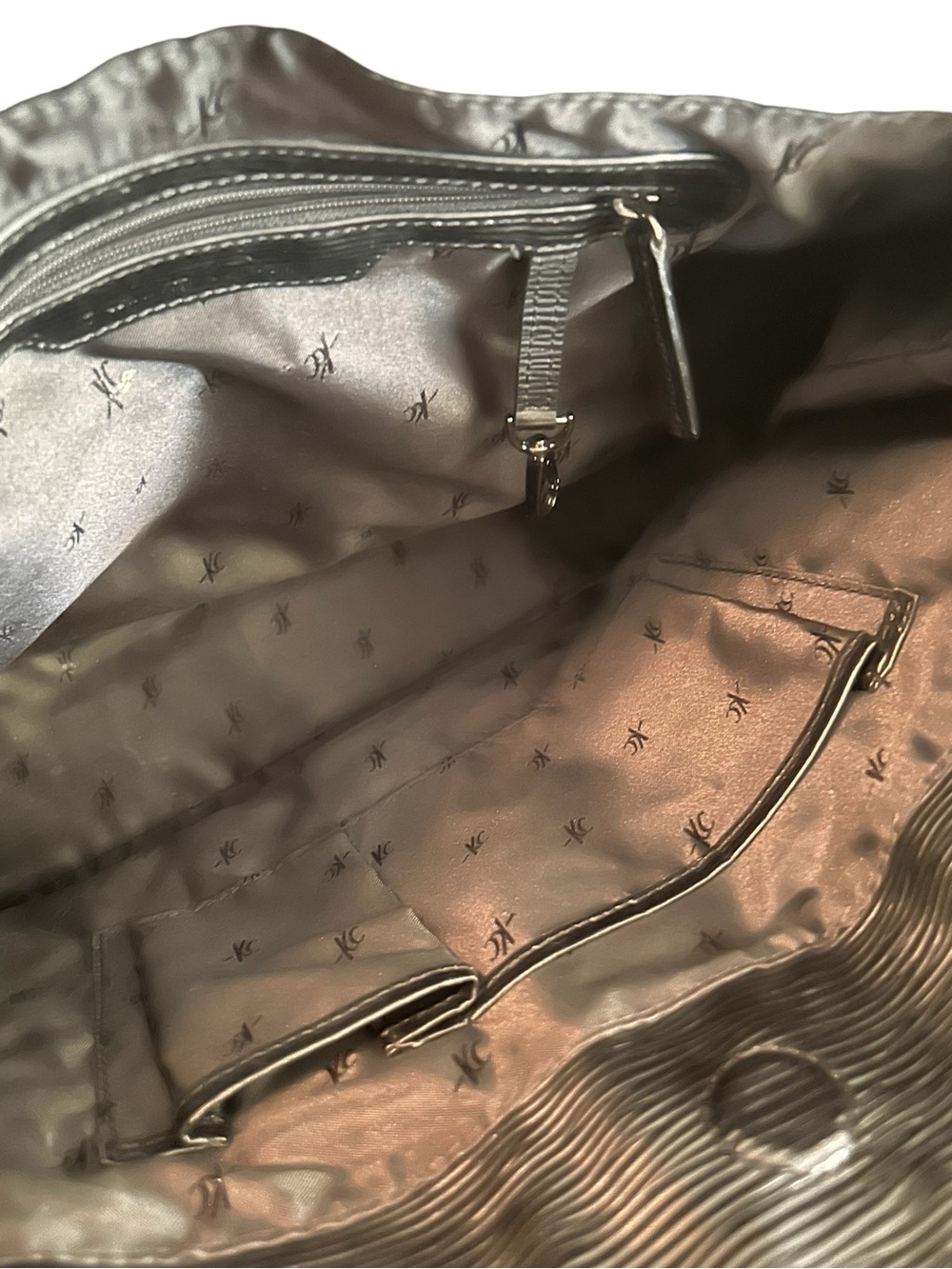 Kenneth Cole New York - Classic Black Textured Leather Tote - Gunsmoke Buckle - Picture 7 of 8